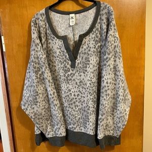 Sew in Love animal print lightweight v-neck top with ribbed dark trim. 2XL Gray